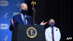 El presidente de Estados Unidos, Joe Biden, habla durante una visita a los Institutos Nacionales de Salud de Estados Unidos en Maryland el 11 de febrero de 2021.