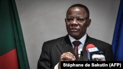 Maurice Kamto, chef du Mouvement pour la renaissance du Cameroun (MRC) donne une conférence de presse à Paris, France, le 30 janvier 2020.