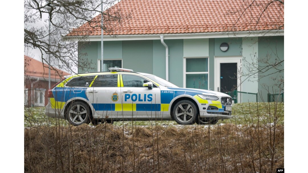 Kendaraan polisi di dekat gedung Sekolah Risbergska di Orebro, Swedia, 4 Februari 2025. (Kicki NILSSON / TT NEWS AGENCY / AFP)