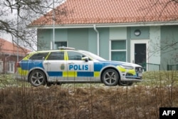 Kendaraan polisi di dekat gedung Sekolah Risbergska di Orebro, Swedia, 4 Februari 2025. (Kicki NILSSON / TT NEWS AGENCY / AFP)