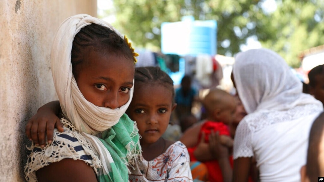 Impunzi zivuye mu ntara ya Tigre iberamo intambara muri Etiyopiya zitegereje kwiyandikisha muri HCR i Hamdayet, muri Sudani