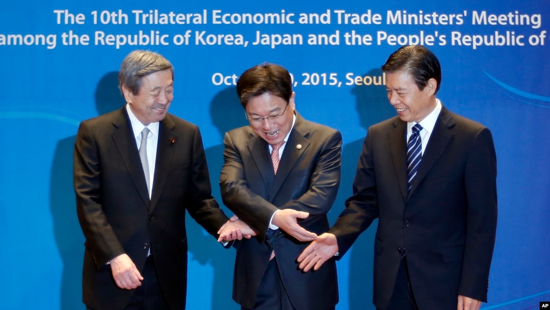 Menteri Perdagangan, Perindustrian dan Energi Korea Selatan Yoon Sang-jick (tengah)< Menteri Economy, Perdagangan dan Industri Jepang Motoo Hayashi (kiri) dan Perwakilan Perdagangan Internasional China Zhong Shan di Seoul, Korea Selatan (30/10).