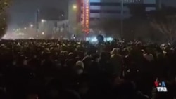 درگیری معترضان با یگان ویژه در حوالی پارک دانشجوی تهران- شامگاه دوشنبه ۲۲ دی