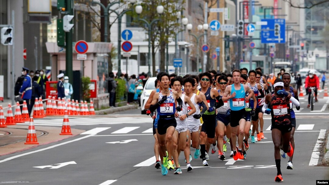 Para pelari mengikuti lomba lari setengah maraton dan lomba 10K, yang merupakan ajang uji coba lomba lari maraton Olimpiade Tokyo 2020 "Hokkaido-Sapporo Marathon Festival 2021" di tengah pandemi COVID-19 di Sapporo, Hokkaido, Jepang 5 Mei 2021. (REUTERS/Issei Kato)