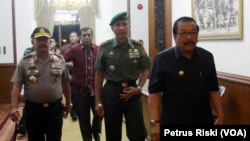 Gubernur, Pangdam dan Kapolda memastikan kesiapsiagaan menghadapi ancaman terorisme di Jawa Timur. (VOA/Petrus Riski)