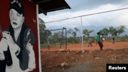 Ex rebeldes de las Fuerzas Armadas Revolucionarias de Colombia (FARC), juegan al fútbol en un campamento de reintegración en Tierra Grata, Colombia, el 3 de agosto de 2019.