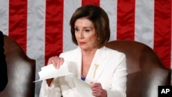 Chủ tịch Hạ viện Nancy Pelosi xé toạc bản văn Thông điệp Liên bang sau khi Tổng thống Donald Trump phát biểu xong trước lưỡng đảng tại Quốc hội hôm 4 tháng 2 năm 2020. (Ảnh AP)