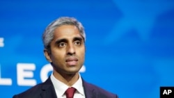 El doctor Vivek Murthy, quien ha sido nominado por el presidente electo Joe Biden para Director de Salud Pública habla en un evento en el Teatro Queens, de Wilmington, Delaware, el 8 de diciembre de 2020.