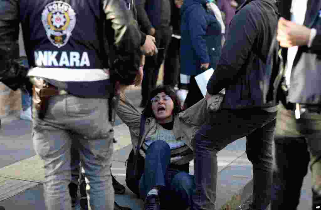 پلیس در حال سرکوب دانشجویان. اعتراض دانشجویی در استانبول،‌به اعتراض علیه اردوغان تبدیل شده است. اردوغان رئيس دانشگاه بغازیچی را ماه پیش عوض کرده بود. 