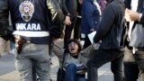 پرزیدنت بایدن و کامالا هریس معاون رئيس جمهوری با نانسی پلوسی رئیس دموکرات مجلس نمایندگان و سایر اعضای ارشد دموکرات در کاخ سفید دیدار کردند. 