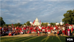 Sekitar 300an warga diaspora Indonesia menggelar aksi solidaritas di depan Gedung Kongres AS, Minggu malam (14/05).