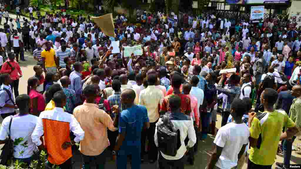 Wani Dandazon Daliban Jami&rsquo;ar Calabar Suna Zanga Zanga Saboda An Kara Masu Kudin Makaranta 12, ga Oktoba 2015.