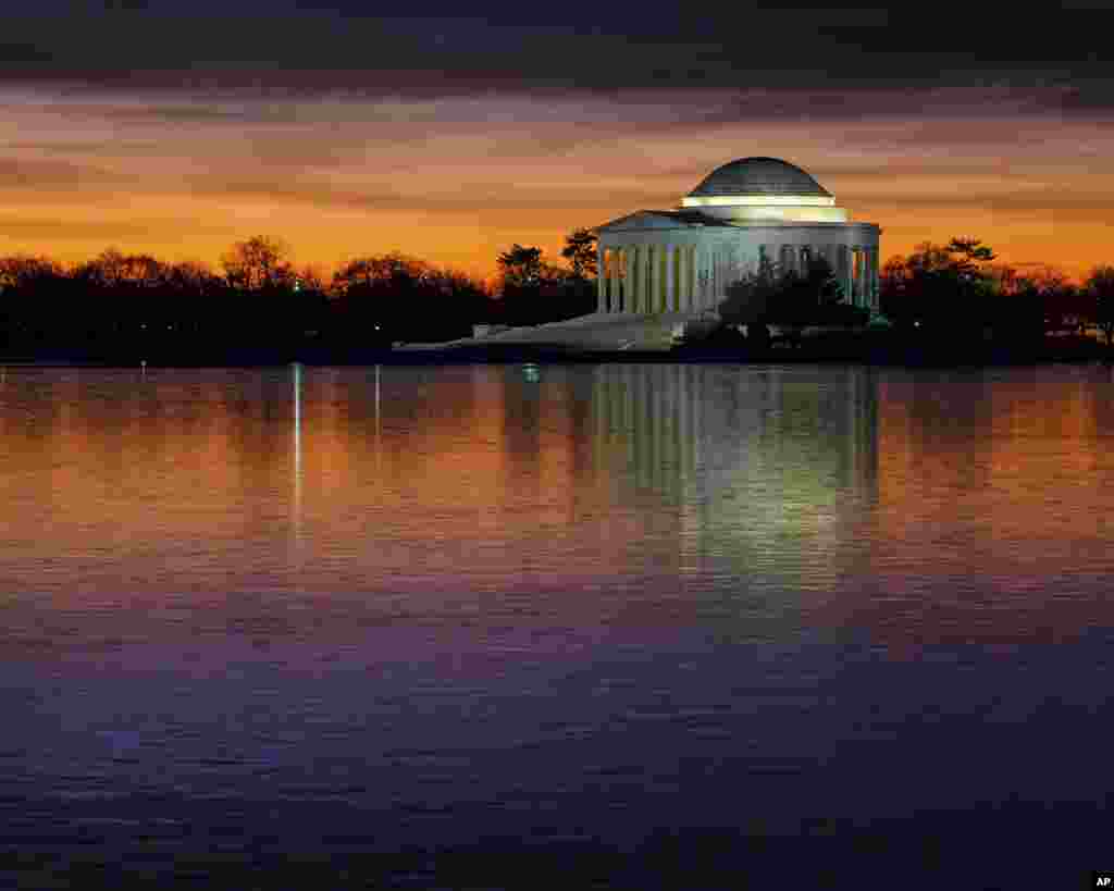 华盛顿之冬，破晓时分，潮汐湖冰封的湖面（Tidal Basin）和湖畔的杰佛逊纪念堂。杰佛逊是美国&ldquo;开国先父&rdquo;之一，第三任美国总统。