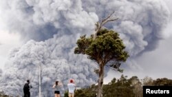 夏威夷從5月早些時候開始陸續出現火山爆發，當地居民5月15日觀看情形。