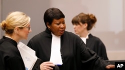 Fatou Bensouda (hagati) umushinjacyaha mukuru wa CPI