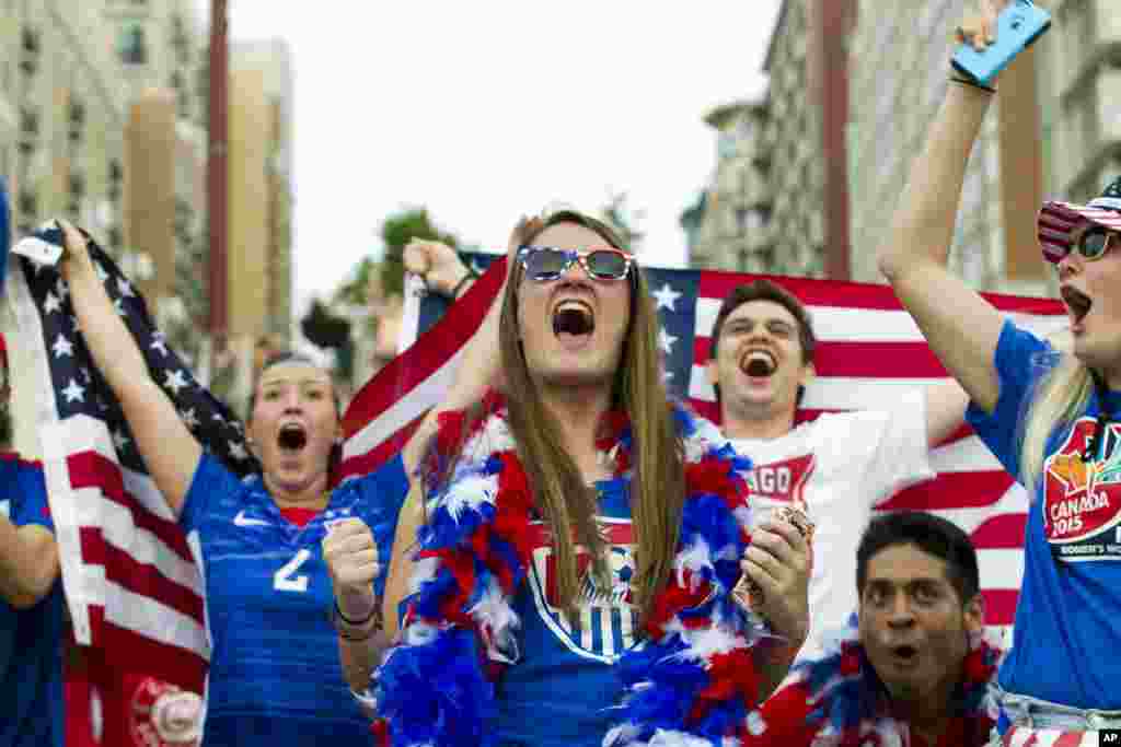 Fãs festejam nas ruas dos EUA depois da vitória americana contra o Japão na final do Mundial de Futebol Feminino realizado no Canadá. 5 Julho, 2015