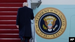 Presiden Donald Trump menaiki tangga Air Force One di Pangkalan Gabungan Andrews, Md., 7 Maret 2025. (Foto: Luis M. Alvarez/AP Photo)