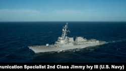 미 해군 구축함 델버트 D. 블랙함(DDG 119)이 지중해를 통과하고 있다.