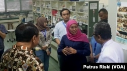 Gubernur Jawa Timur Khofifah Indar Parawansa saat meninjau laboratorium di Tropical Deases Center Universitas Airlangga (Foto: VOA/ Petrus Riski).