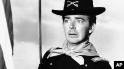 ARSIP – Foto arsip bertanggal 1 Juli 1965 ini menampilkan Ken Berry, sebagai Kapten Wilton Parmenter dalam sebuah serial televisi “F Troop,” dalam salah sebuah episode televisi tersebut (foto: AP Photo, Arsip)