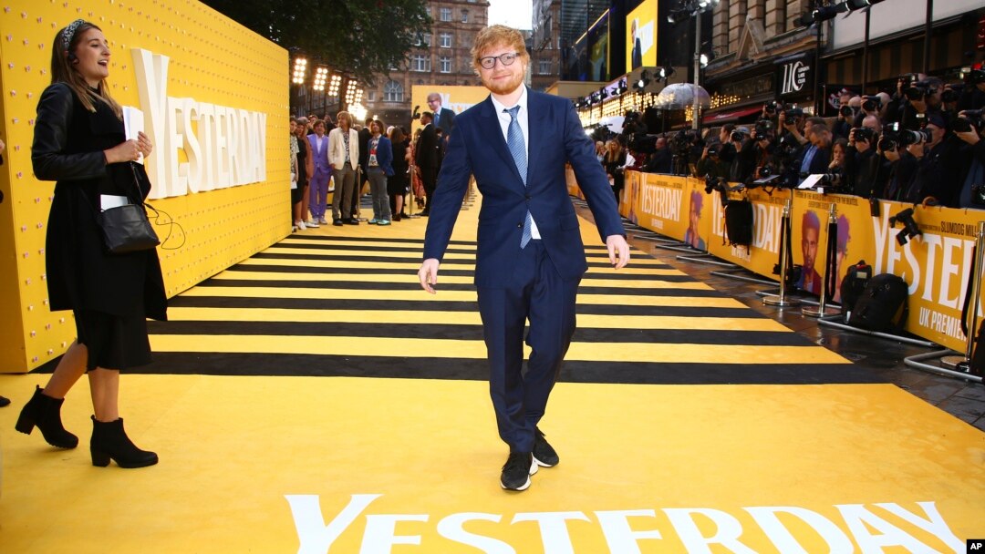 Ed Sheeran saat menghadiri pemutaran perdana film 'Yesterday' di London, 18 Juni 2019. (Foto: dok).