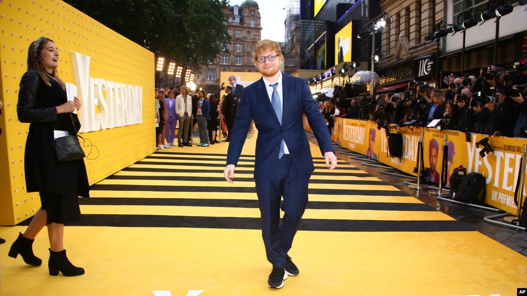 Penyanyi Ed Sheeran berpose untuk fotografer pada saat kedatangan di pemutaran perdana film 'Yesterday' di London, Selasa, 18 Juni 2019. (Foto: AP/Joel C Ryan/Invision)
