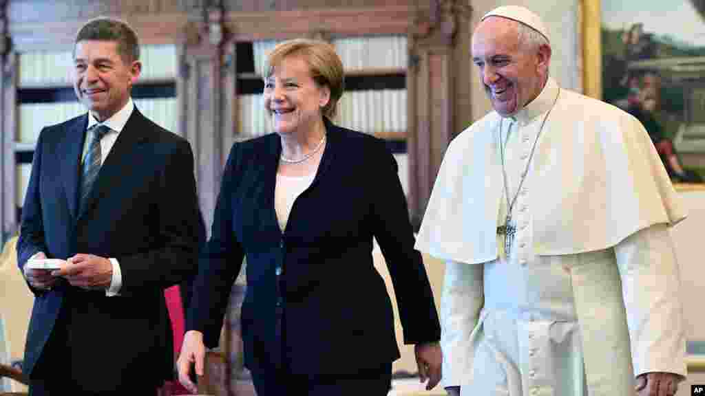 Le pape Francois avec la chancelière allemande Angela Merkel et son mari, Joachim Sauer, lors de leur visite au Vatican, le 17 juin 2017.