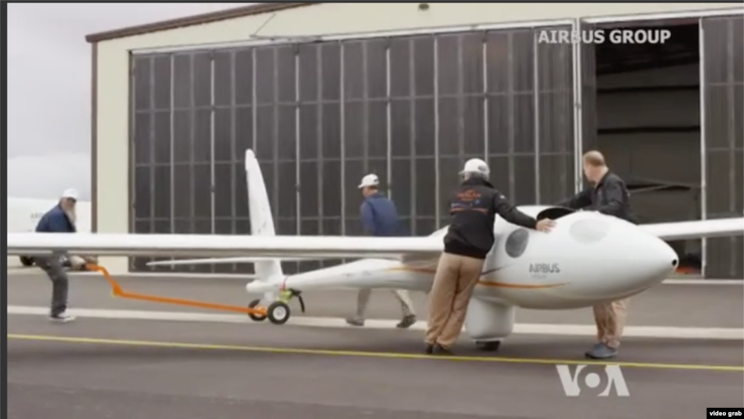 Dua orang pilot dan petugas lainnya sedang menyiapkan pesawat terbang layang terbuat dari serat kaca untuk mempelajari apa yang disebut gelombang angin stratosfer yang disebabkan oleh pegunungan yang tinggi (Foto: videgrab/VOA)