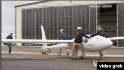 Dua orang pilot dan petugas lainnya sedang menyiapkan pesawat terbang layang terbuat dari serat kaca untuk mempelajari apa yang disebut gelombang angin stratosfer yang disebabkan oleh pegunungan yang tinggi (Foto: videgrab/VOA)