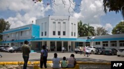 Patients wait outside the Santo Socorro Hospital to be treated from COVID-19 in Santo Domingo, on May 19, 2021.