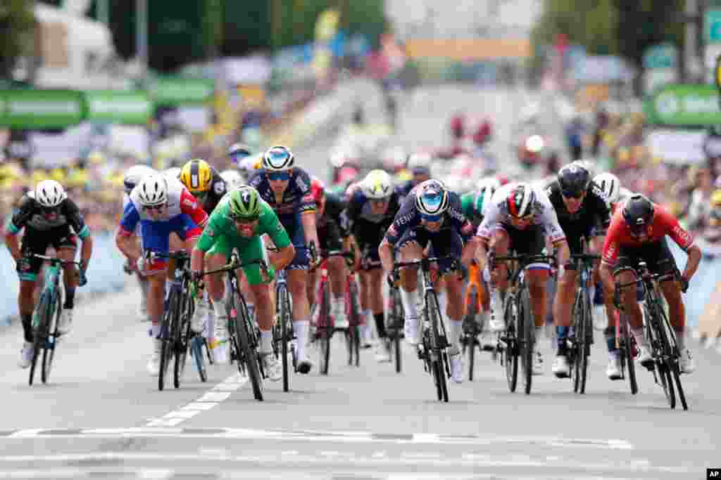 Britain&#39;s Mark Cavendish, wearing the best sprinter&#39;s green, sprints to win the sixth stage of the Tour de France cycling race over 160.6 kilometers (99.8 miles) with start in Tours and finish in Chateauroux, France.