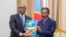 Le Premier ministre Jean-Michel Lukonde (G) remet son programme au président de l'Assemblée nationale Mboso Nkodia à Kinshasa, RDC, 26 avril 2021. (Twitter/Assemblée nationale RDC)