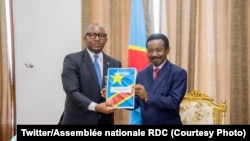 Le Premier ministre Jean-Michel Lukonde (G) remet son programme au président de l'Assemblée nationale Mboso Nkodia à Kinshasa, RDC, 26 avril 2021. (Twitter/Assemblée nationale RDC)