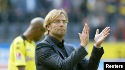 Jürgen Klopp frappe dans ses mains lors du match contre Bayern à Dortmund, le 12 septembre 2009.