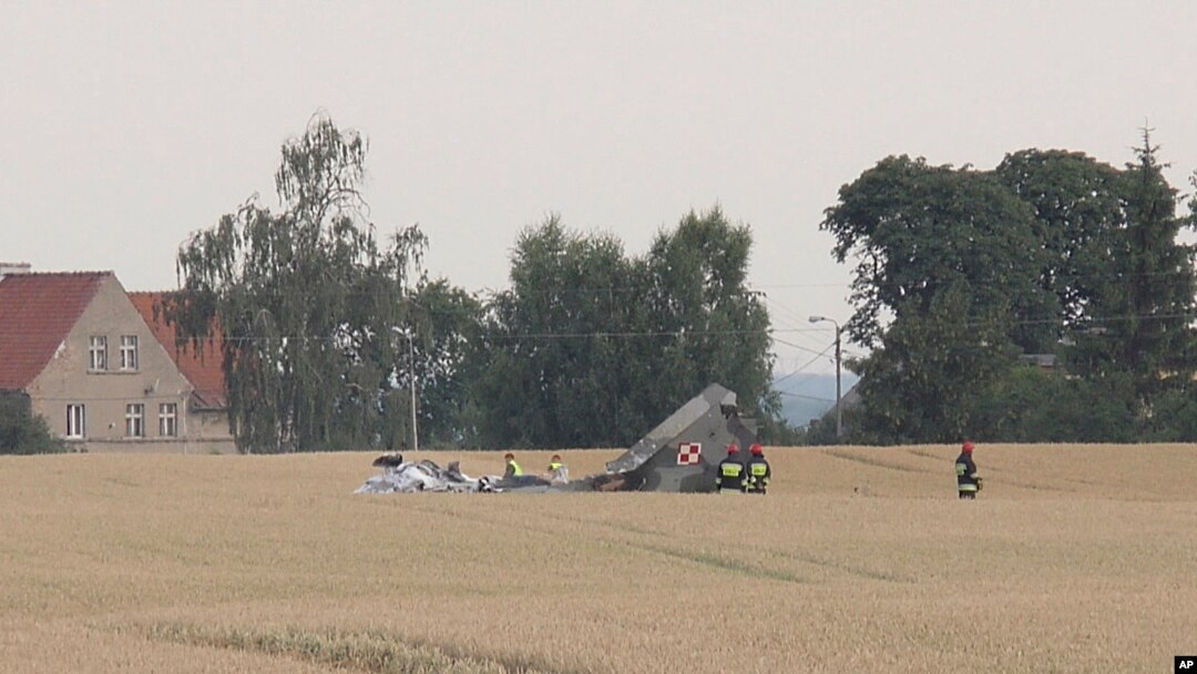 Reruntuhan pesawat jet MiG-29 milik Angkatan Udara Polandia yang jatuh pada saat melakukan latihan terbang malam, ditemukan di sebuah ladang dekat kota Paslek, di di kawasan utara Polandia, Jumat, 6 Juli 2018. Pilot jet buatan Soviet tersebut tewas, meskipun sempat melontarkan dirinya sebelum pesawat jatuh.