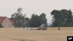 Reruntuhan pesawat jet MiG-29 milik Angkatan Udara Polandia yang jatuh pada saat melakukan latihan terbang malam, ditemukan di sebuah ladang dekat kota Paslek, di di kawasan utara Polandia, Jumat, 6 Juli 2018. Pilot jet buatan Soviet tersebut tewas, meskipun sempat melontarkan dirinya sebelum pesawat jatuh.