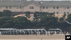 아프리카에 파견됐다가 신종 코로나바이러스에 집단 감염된 한국 청해부대원들이 20일 성남 서울비행장에 도착했다.