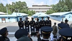 지난해 7월 판문점에서 유엔사령부 의장대가 한국전 정전협정 66주년 기념식을 준비하고 있다.