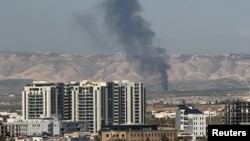 2026年3月12日，伊拉克埃尔比勒郊外的一处无人机坠毁现场升起浓烟。