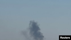 2026년 3월 12일 이라크 이르빌 외곽의 드론 추락 현장에서 연기가 피어오르고 있다.