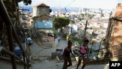 Des habitants de la favela Morro Da Providencia à Rio de Janeiro le 17 Aout 2012.