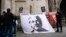 Người ủng hộ giăng biểu ngữ đòi thả tự do cho nhà sáng lập WikiLeaks, Julian Assange, bên ngoài Toà án Công lý Hoàng gia ở London hôn 23/10 trước phiên xử kháng cáo chống lại việc dẫn độ ông sang Mỹ.