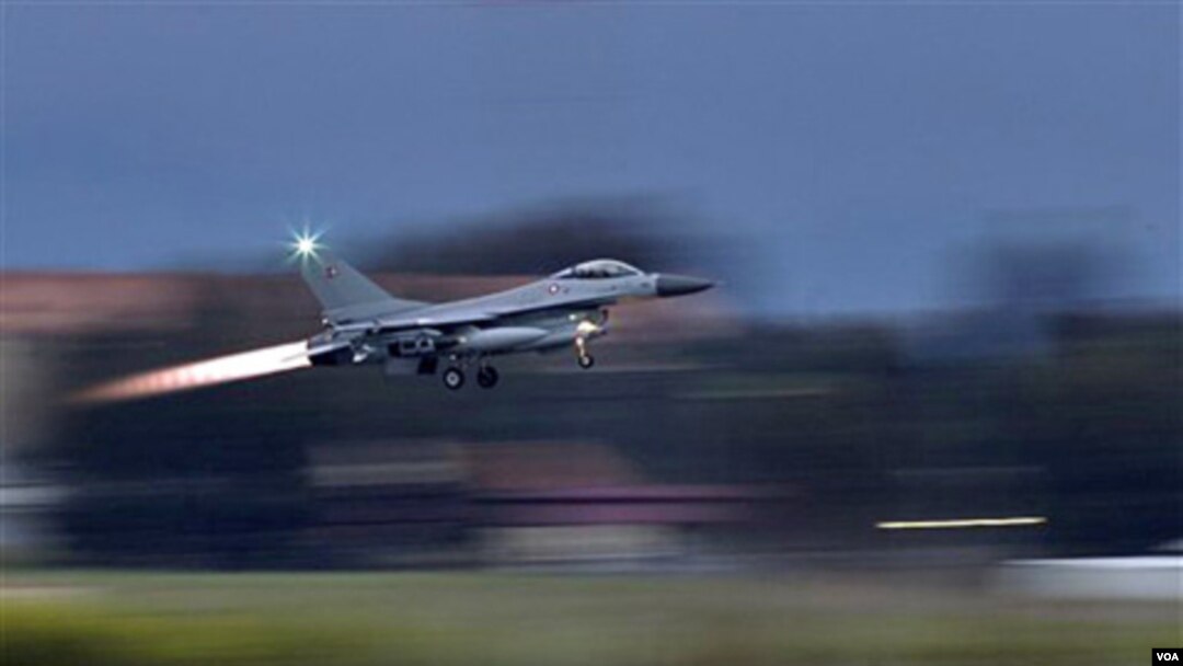 Pesawat tempur F-16 lepas landas dari pangkalan udara NATO di Sigonella, Italia untuk melakukan serangan ke Libya (21/3).