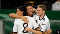 Mesut Özil (solda) Alman milli takımındaki arkadaşları Gomez ve Schürlle ile