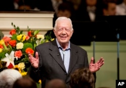 FILE - Mantan Presiden Jimmy Carter mengajar kelas Sekolah Minggu di Gereja Baptis Maranatha di kampung halamannya di Plains, Ga., 23 Agustus 2015.