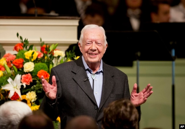 FILE - Mantan Presiden Jimmy Carter mengajar kelas Sekolah Minggu di Gereja Baptis Maranatha di kampung halamannya di Plains, Ga., 23 Agustus 2015.