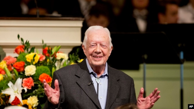 ARCHIVO - El expresidente Jimmy Carter enseña una clase de escuela dominical en la Iglesia Bautista Maranatha en su ciudad natal de Plains, Georgia, el 23 de agosto de 2015.