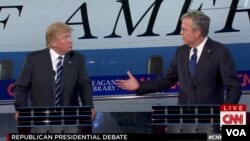 Jeb Bush (derecha) enfrenta a Donald Trump directamente en el segundo debate presidencial realizado el miércoles por la noche en California.