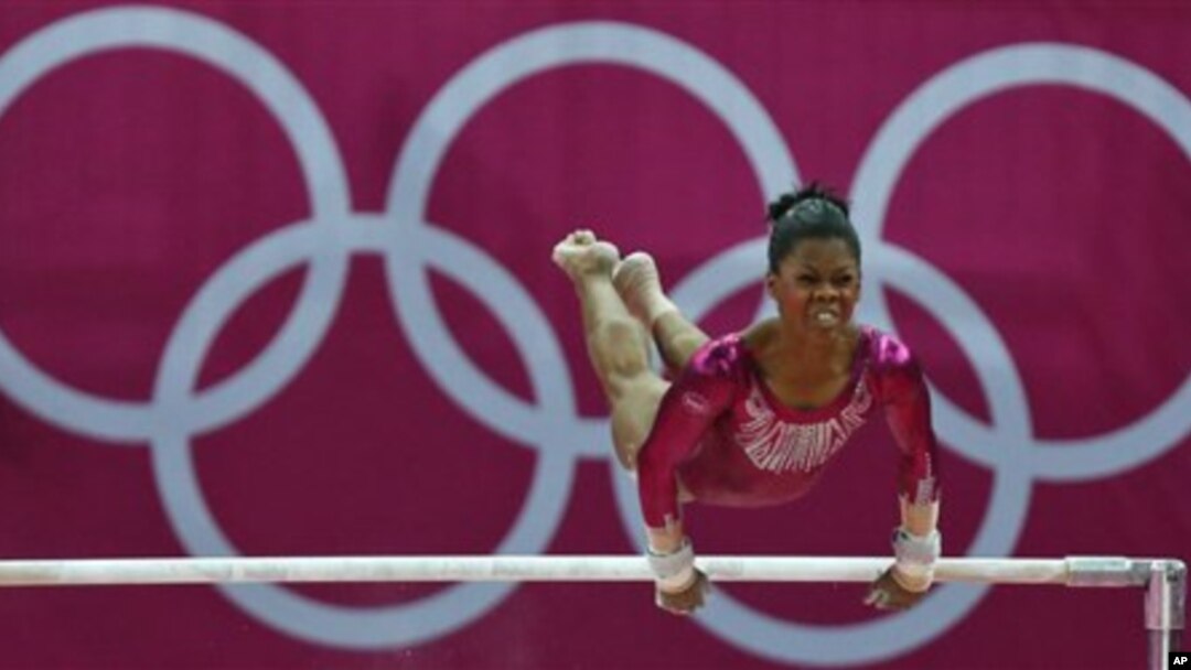 Pesenam AS, Gabrielle Douglas, saat beraksi di atas palang bertingkat untuk nomor pertandingan senam "all-around" perorangan putri Olimpiade London 2012 (2/8). Gabby akan bertanding untuk nomor palang bertingkat di hari ke-11 Olimpiade hari ini, Senin (6/