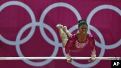 Pesenam AS, Gabrielle Douglas, saat beraksi di atas palang bertingkat untuk nomor pertandingan senam "all-around" perorangan putri Olimpiade London 2012 (2/8). Gabby akan bertanding untuk nomor palang bertingkat di hari ke-11 Olimpiade hari ini, Senin (6/